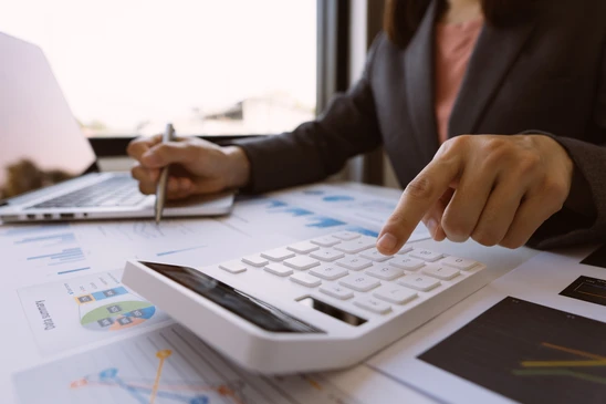 comptable employ&eacute; main presse sur calculatrice pour faire un rapport financier ou le b&eacute;n&eacute;fice de l'entreprise mensuellement au bureau , poste de comptable et concept de travail &agrave; domicile