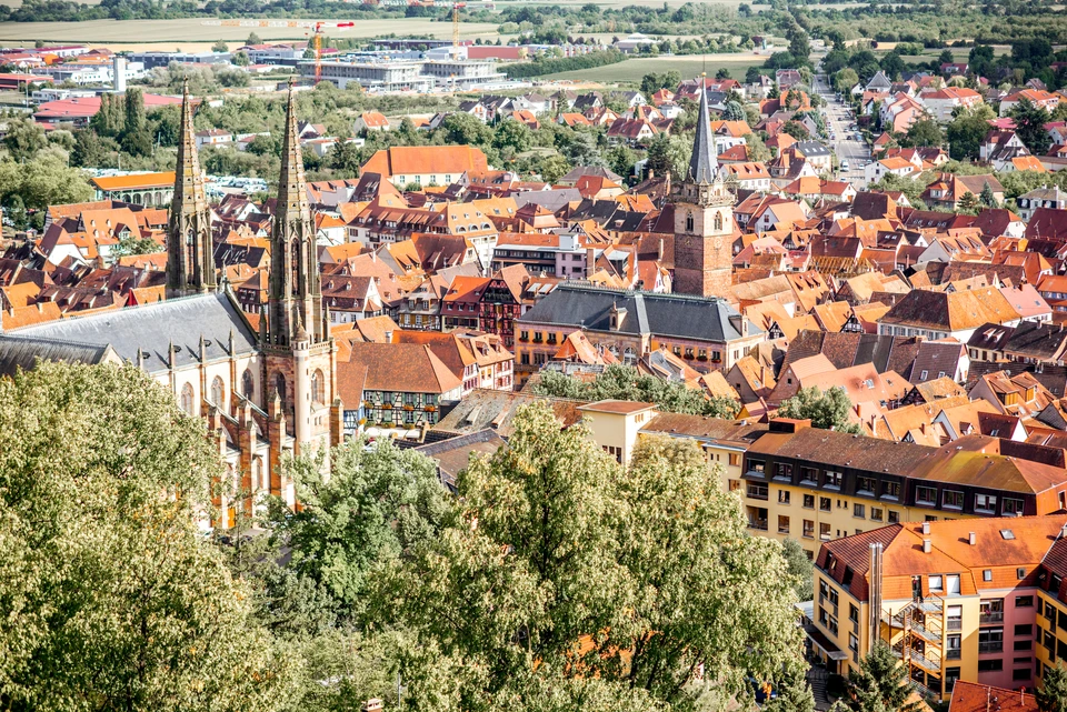 Salle de r&eacute;union salle de conseil professionnelle &eacute;clair&eacute;e par la lumi&egrave;re du jour chaises et table