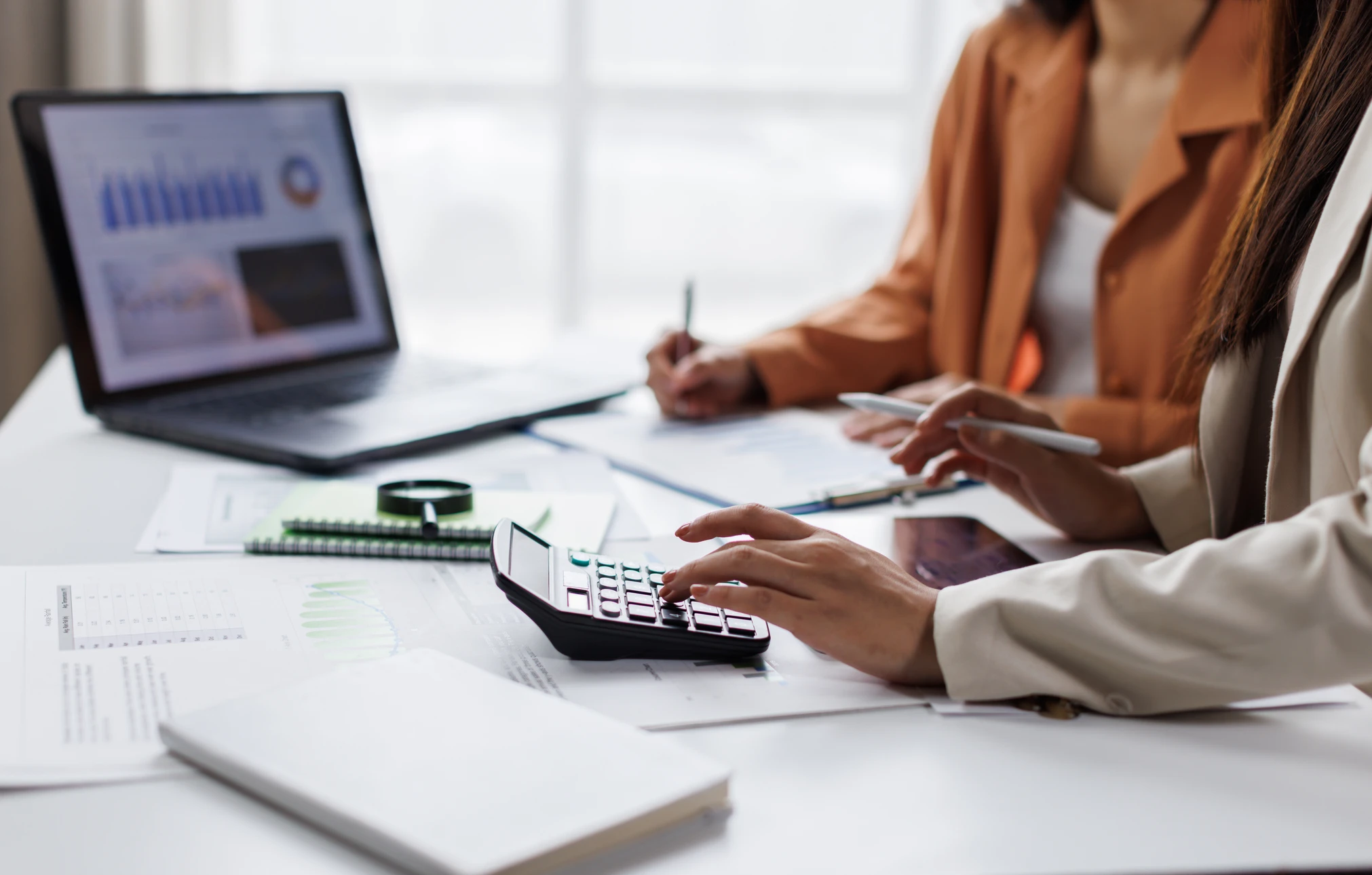 Réunion d'affaires dans un bureau moderne avec deux professionnels analysant des données financières