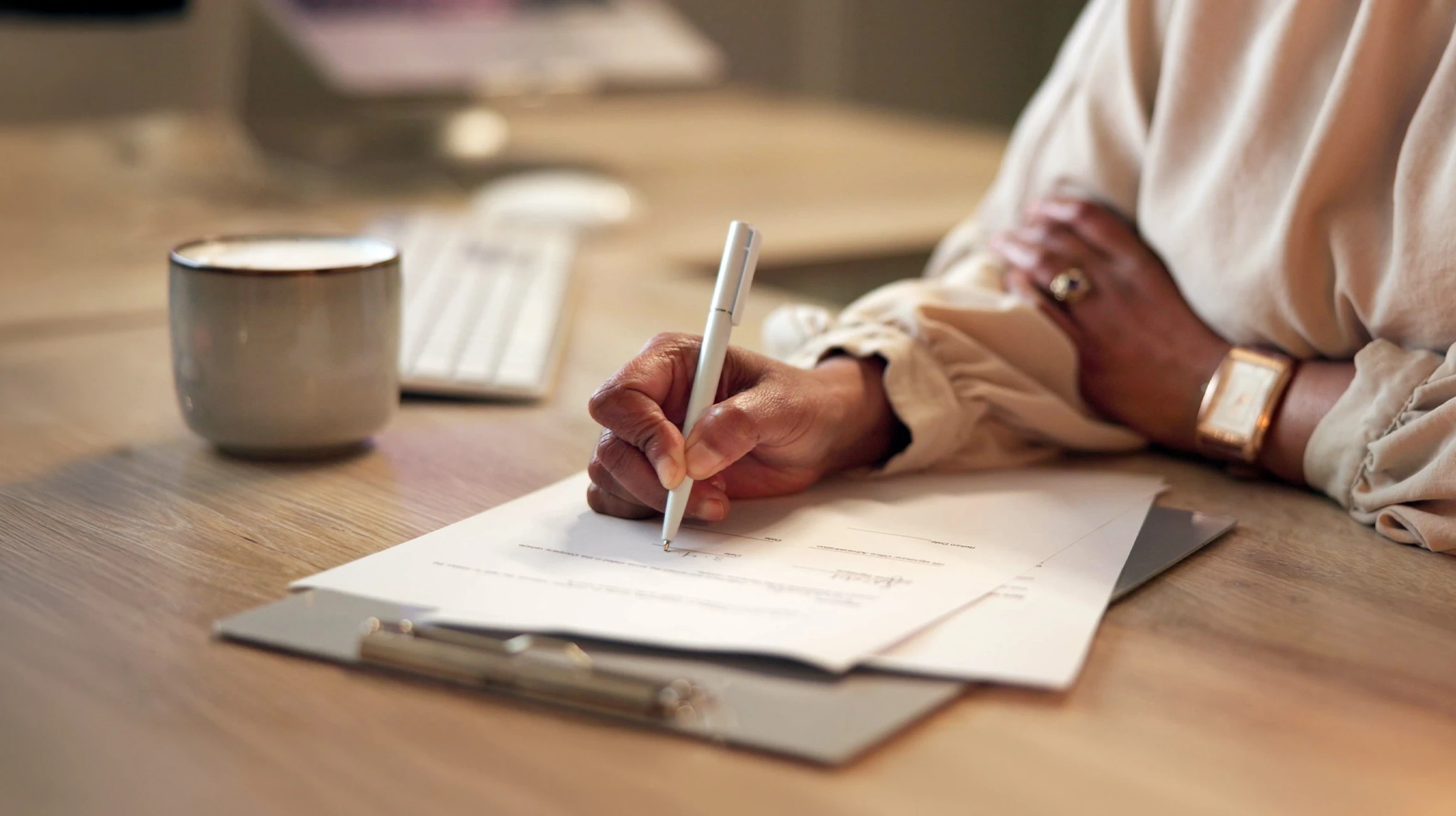 Avocat en robe noire tenant des dossiers bleus dans un couloir moderne de palais de justice ou cabinet juridique