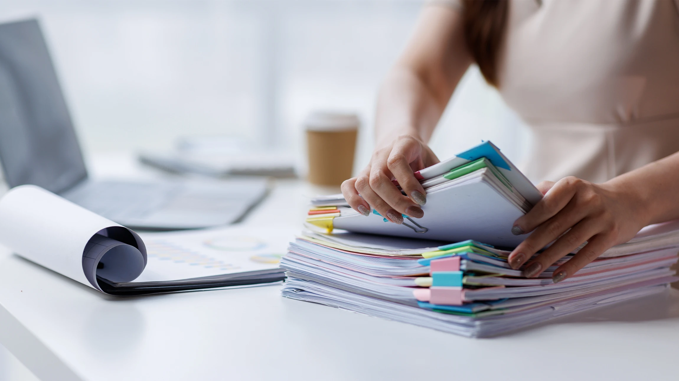 Bureau moderne avec écran d'ordinateur affichant un site web d'actualités sur les réseaux sociaux