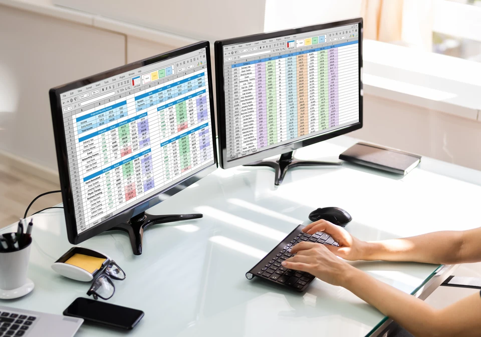 comptable employé main presse sur calculatrice pour faire un rapport financier ou le bénéfice de l'entreprise mensuellement au bureau , poste de comptable et concept de travail à domicile
