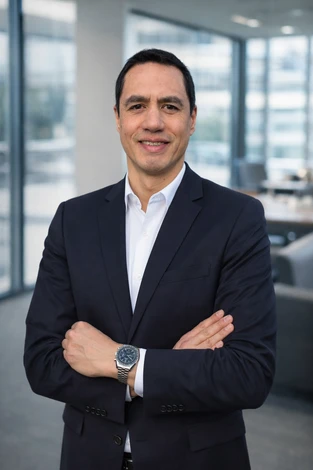 Scène de travail en bureau avec deux hommes en costume analysant des données financières